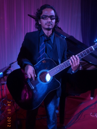male guitar players Doha Qatar