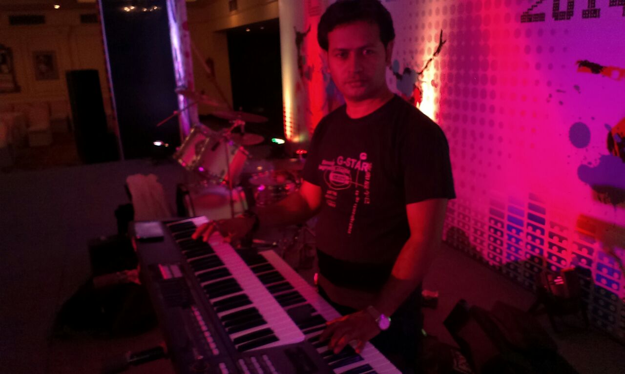 male keyboard players Doha Qatar